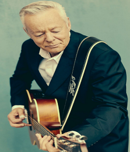 Il chitarrista australiano Tommy Emmanuel in concerto al Teatro Cartiere Carrara di Firenze