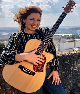 Palma Cosa, la chitarrista acustica fingerstyle in concerto al Six Bars Jail di Firenze