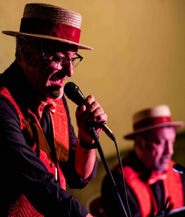 Grillo Swing 2026: la magia della radio con la Compagnia delle Seggiole nelle piazze di Firenze