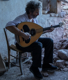 Festival Fabbrica Europa 2026: George Xylouris in concerto al Museo Novecento di Firenze